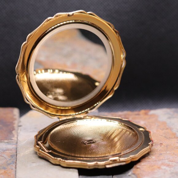 Vintage Stratton Powder Compact – Teal and Gold, Victorian Scene, Scalloped Edge - Picture 3 of 9